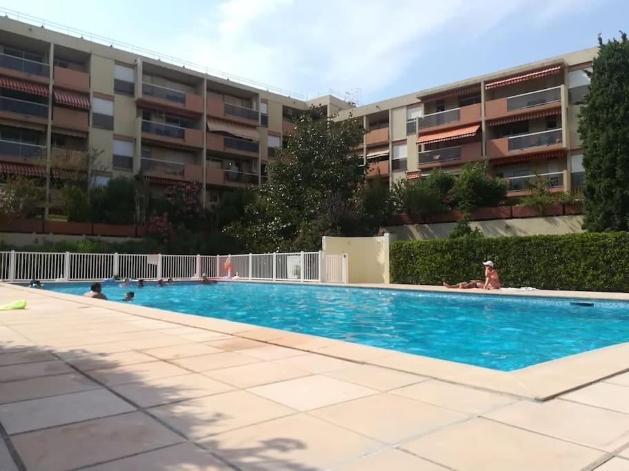 Apartamento Les Jardins Du Luxembourg Hyères Exterior foto